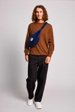 Charger l'image dans la galerie, sac-banane-sasha-velours-marine-hindbag-ethique-durable