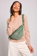 Charger l'image dans la galerie, sac-banane-sasha-velours-vert-eau-hindbag-ethique-durable
