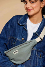 Charger l'image dans la galerie, sac-banane-hindbag-sauge-ethique-responsable