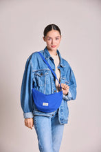 Charger l'image dans la galerie, sac-banane-andrea-bleu-electrique-hindbag-ethique-durable