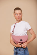 Charger l'image dans la galerie, sac-banane-andrea-rose-blush-hindbag
