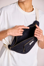 Charger l'image dans la galerie, sac-banane-XL-sofia-noir-hindbag-ethique-responsable