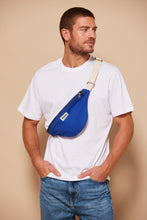 Charger l'image dans la galerie, sac-banane-hindbag-bleu-electrique-ethique-responsable
