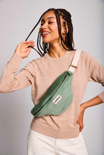 Charger l'image dans la galerie, banane-olivia-velours-vert-eau-hindbag

