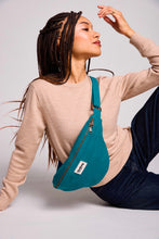 Charger l'image dans la galerie, banane-sasha-bleu-paon-hindbag
