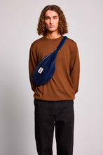 Charger l'image dans la galerie, sac-banane-sasha-velours-marine-hindbag-ethique-durable
