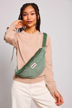 Charger l'image dans la galerie, sac-banane-sasha-velours-vert-eau-hindbag-ethique-durable
