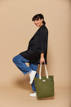 Charger l'image dans la galerie, sac-cabas-vertical-paul-vert-olive-hindbag-ethique-responsable

