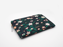 Charger l'image dans la galerie, housse-ordinateur-13-pouces-foret-mysterieuse-casyx

