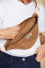 Charger l'image dans la galerie, sac-banane-olivia-hindbag-cannelle-ethique-responsable
