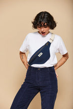 Charger l'image dans la galerie, sac-banane-hindbag-navy-ethique-responsable
