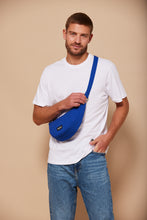 Charger l'image dans la galerie, sac-banane-andrea-bleu-electrique-hindbag-ethique-durable
