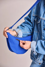 Charger l'image dans la galerie, sac-banane-andrea-bleu-electrique-hindbag-ethique-durable
