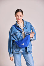 Charger l'image dans la galerie, sac-banane-andrea-bleu-electrique-hindbag-ethique-durable
