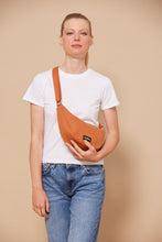 Charger l'image dans la galerie, sac-banane-andrea-sienne-hindbag-ethique-responsable
