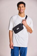 Charger l'image dans la galerie, sac-banane-harry-noir-hindbag-ethique-durable
