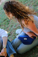 Charger l'image dans la galerie, sac-banane-hindbag-bleu-electrique-ethique-responsable

