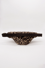Charger l'image dans la galerie, sac-banane-olivia-fausse-fourrure-leopard-hindbag-ethique-durable
