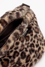Charger l'image dans la galerie, sac-banane-olivia-fausse-fourrure-leopard-hindbag-ethique-durable
