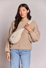 Charger l'image dans la galerie, sac-banane-L-sasha-velours-hindbag-responsable
