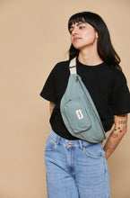 Charger l'image dans la galerie, sac-banane-XL-sofia-sauge-hindbag-ethique-responsable

