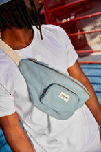 Charger l'image dans la galerie, sac-banane-XL-sofia-sauge-hindbag-ethique-responsable

