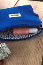 Charger l'image dans la galerie, trousse-toilette-leon-bleu-electrique-hindbag-durable-ethique
