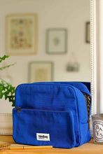 Charger l'image dans la galerie, trousse-toilette-alix-bleu-electrique-hindbag-ethique-responsable
