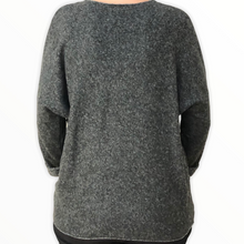 Charger l'image dans la galerie, pull-gris-3-plumes-argentees-dos
