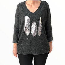 Charger l'image dans la galerie, pull-gris-3-plumes-argentees-face
