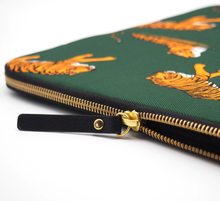 Charger l'image dans la galerie, housse-ordinateur-13-pouces-vert-swimming-tiger-casyx
